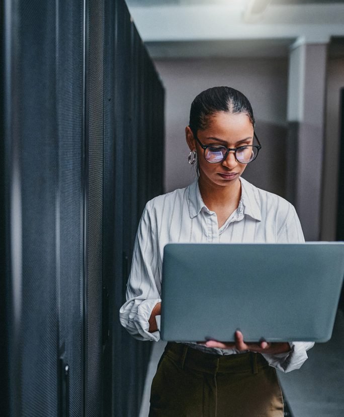 Une personne dans un data center
