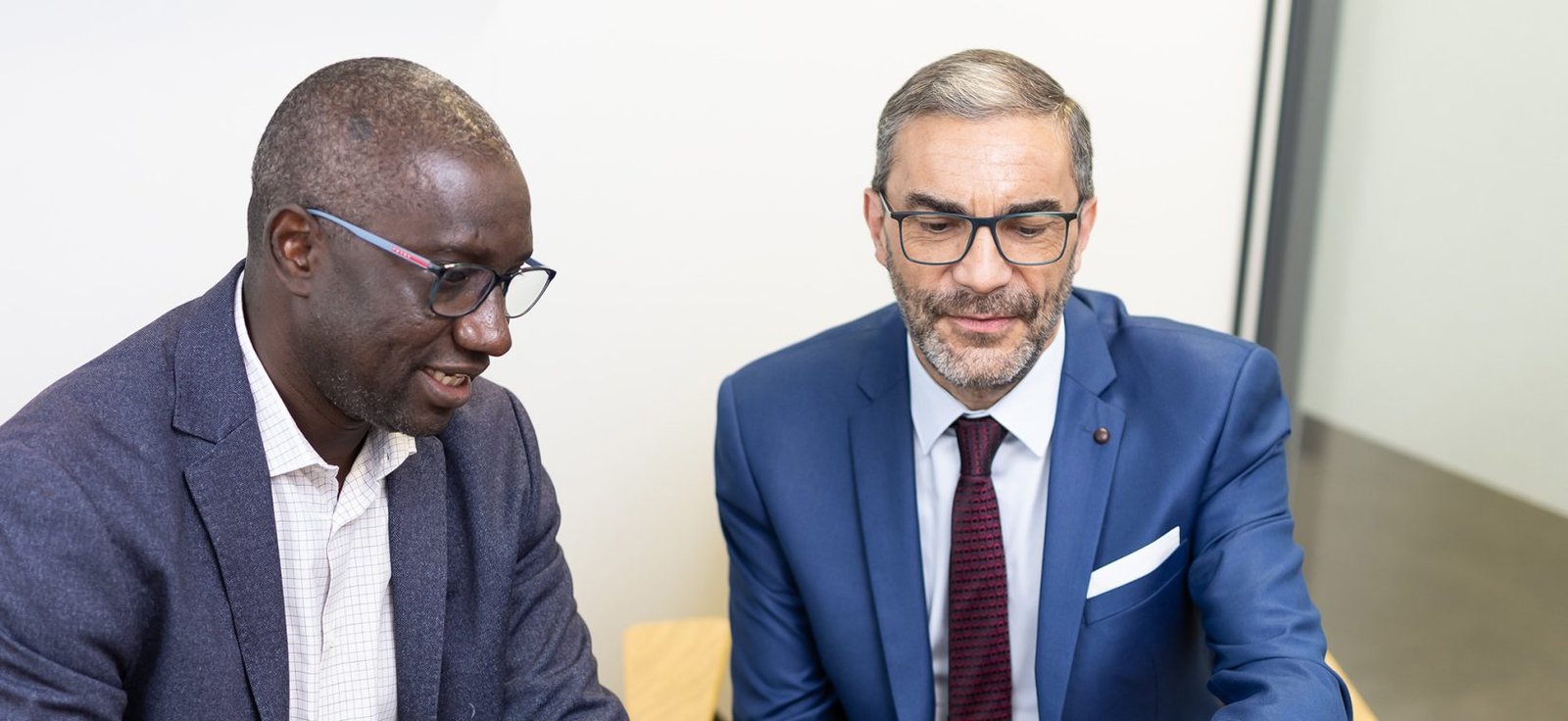 Deux hommes collaborant