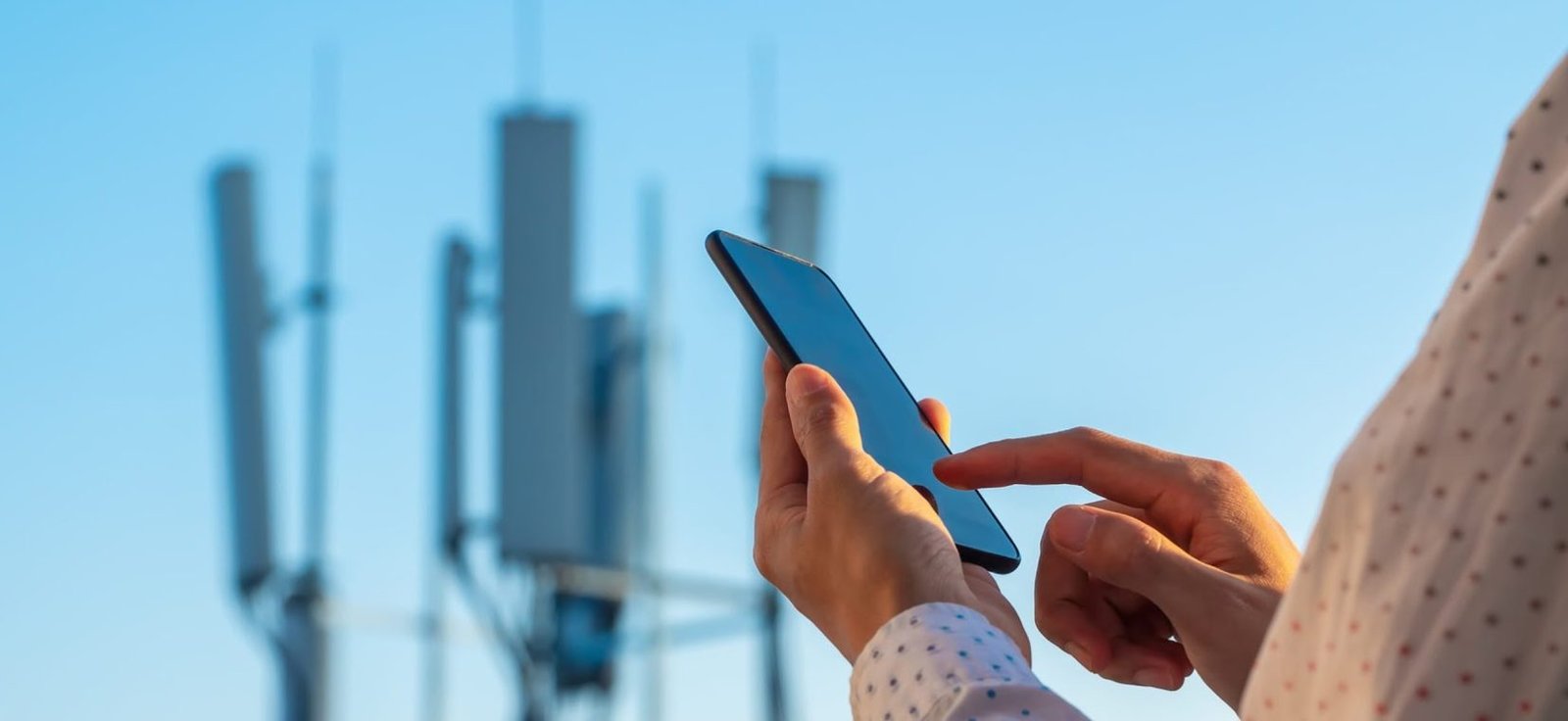 Une homme utilisant son téléphone portable