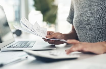 Femme manipulant des papiers RH