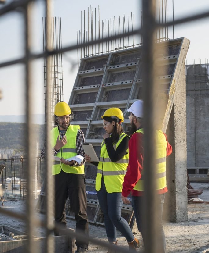 Un groupe de personne sur un chantier avec des protections