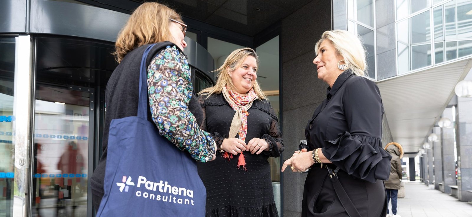 Trois collaboratrices Parthena devant les locaux