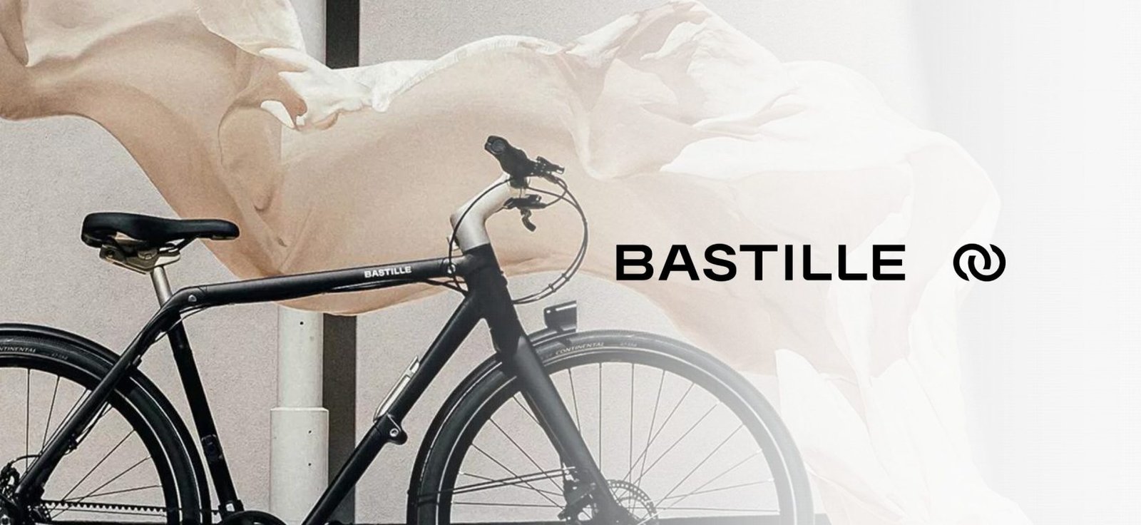 Vélo bastille cycle avec un draps en mouvements derrière